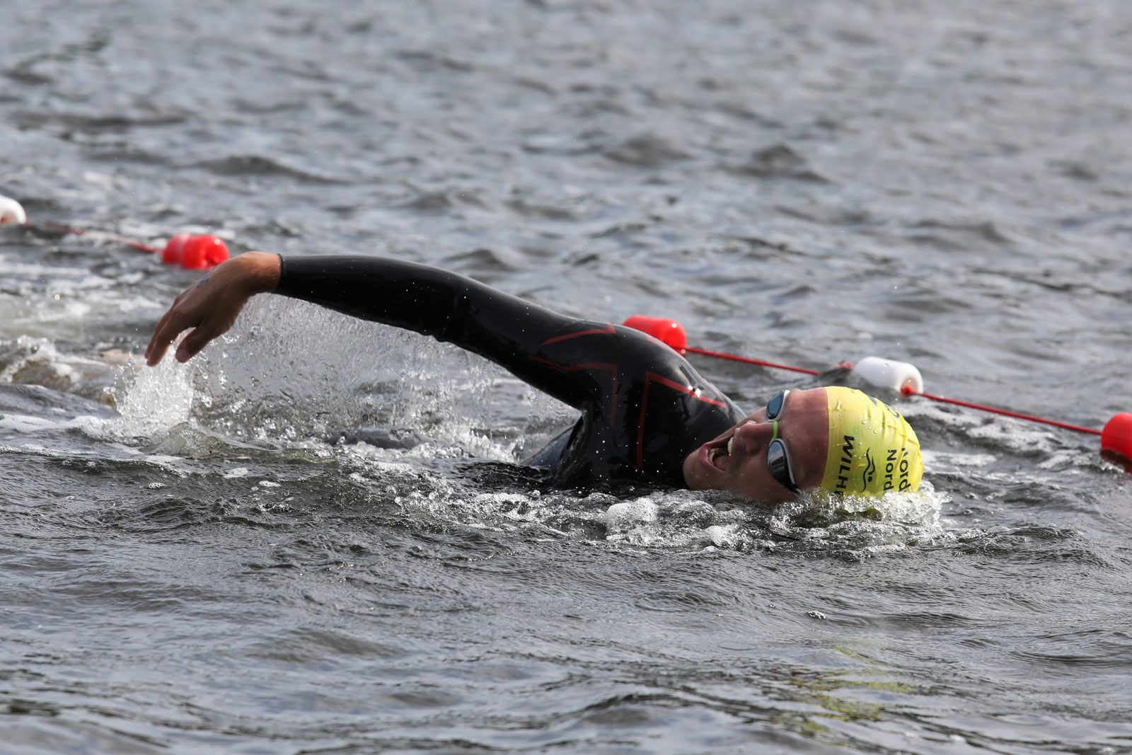 Dr. Julian Pott beim Freiwasserschwimmen